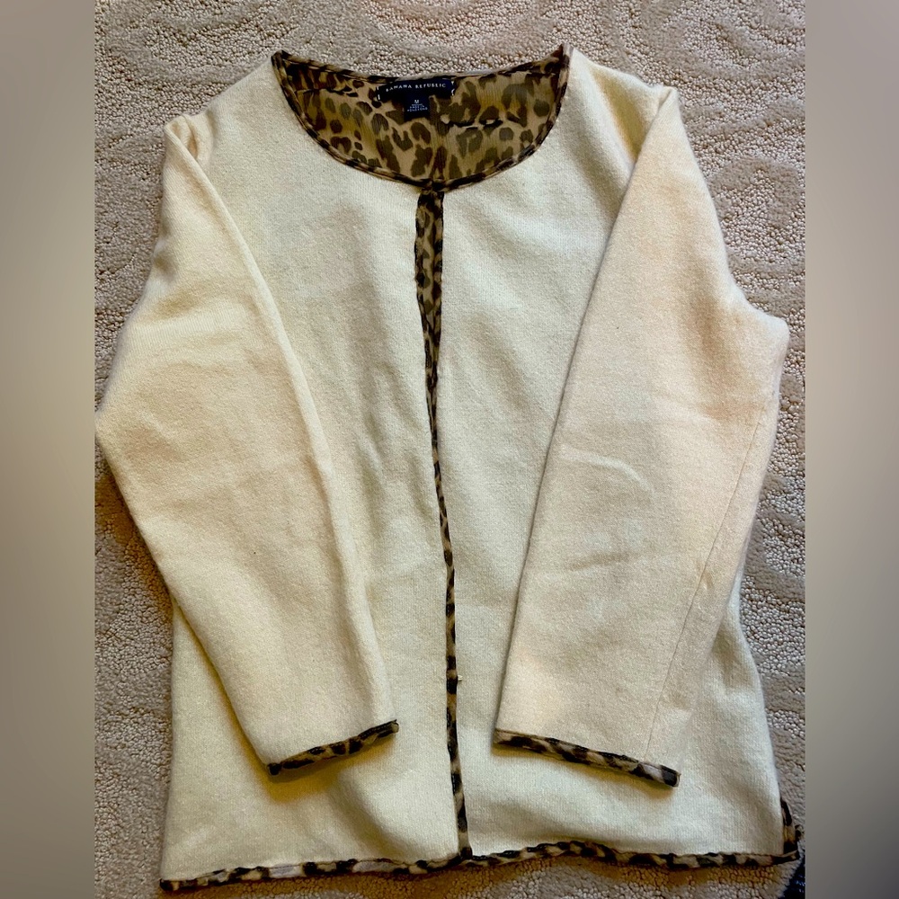 Cashmere sweater with leopard trim. Hook and eye closures